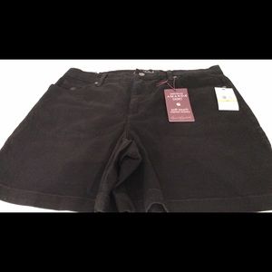 Gloria Vanderbilt Women's Amanda Basic Jean Short, Black, 14 Petite Regular